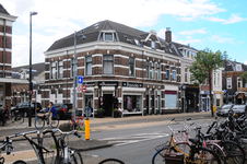 904649 Gezicht op de huizen Amsterdamsestraatweg 220 (links) -228 te Utrecht, met links de ingang van de Goudsbloemstraat.